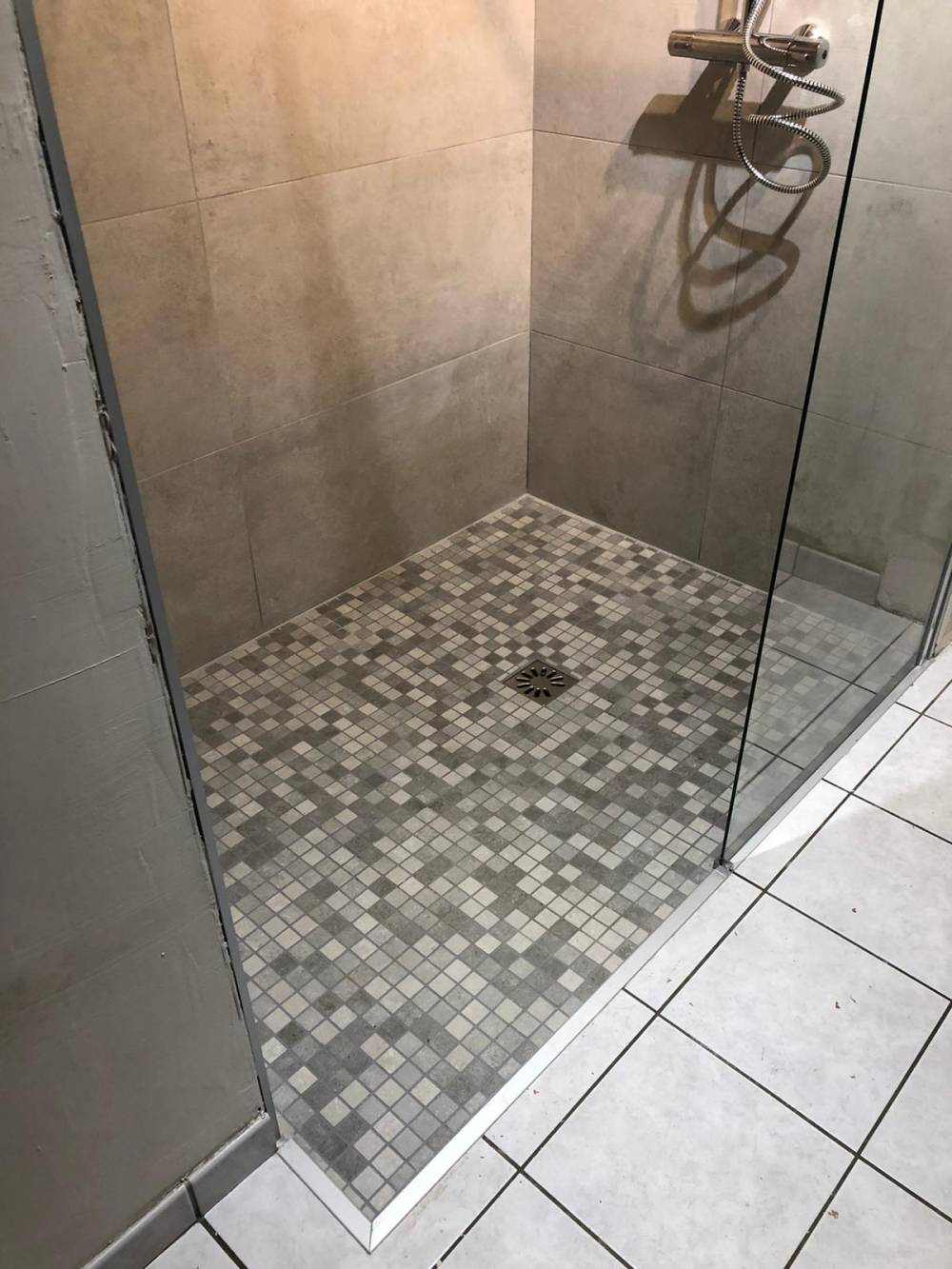Salle de bains clé en main - rénovation salle de bain - remplacement baignoire par douche - Douche sécurisée Handibat Qualibat PMR - douche pour personnes à mobilité réduite - 73 - Savoie - Chambéry - Aix-les-Bains - 74 - Haute-Savoie - Annecy - climatisation réversible - clim - climaticien